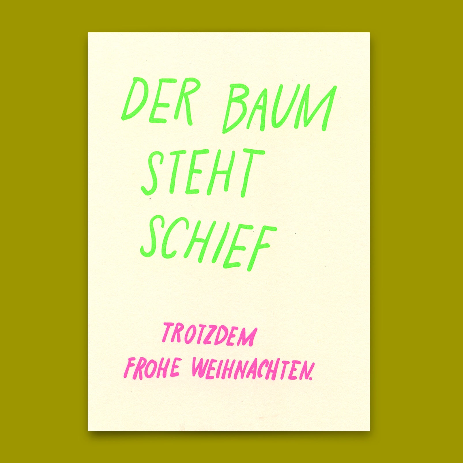 Postkarte "Der Baum steht schief" | Lustige Karte zu Weihnachten mit Spruch